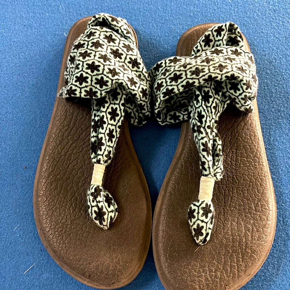 Sanuk size 7 sandals